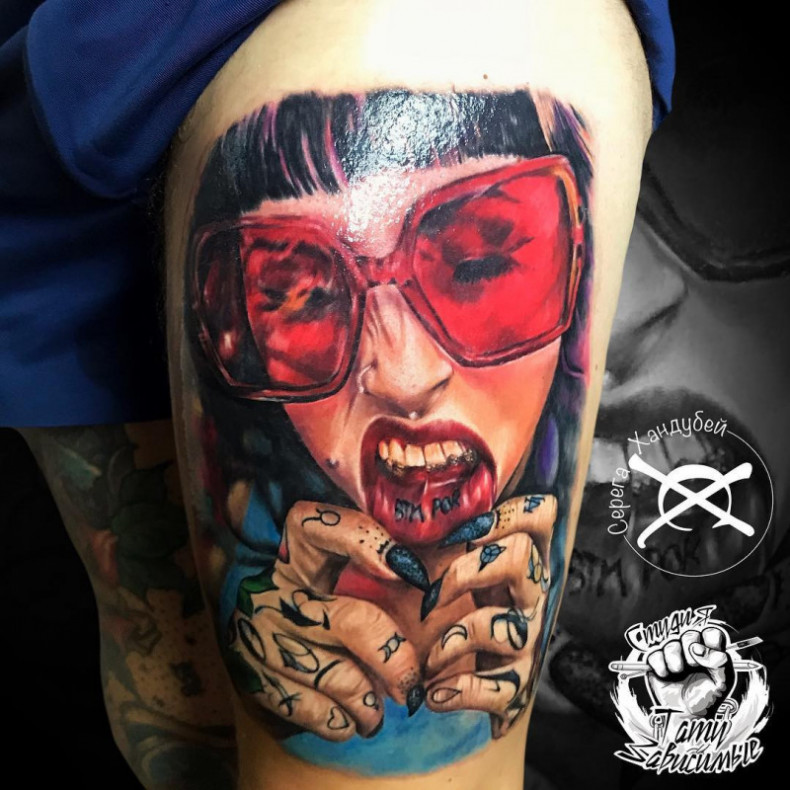 Dziewczyna okulary, photo - Tatuażysta Barb Tattoo