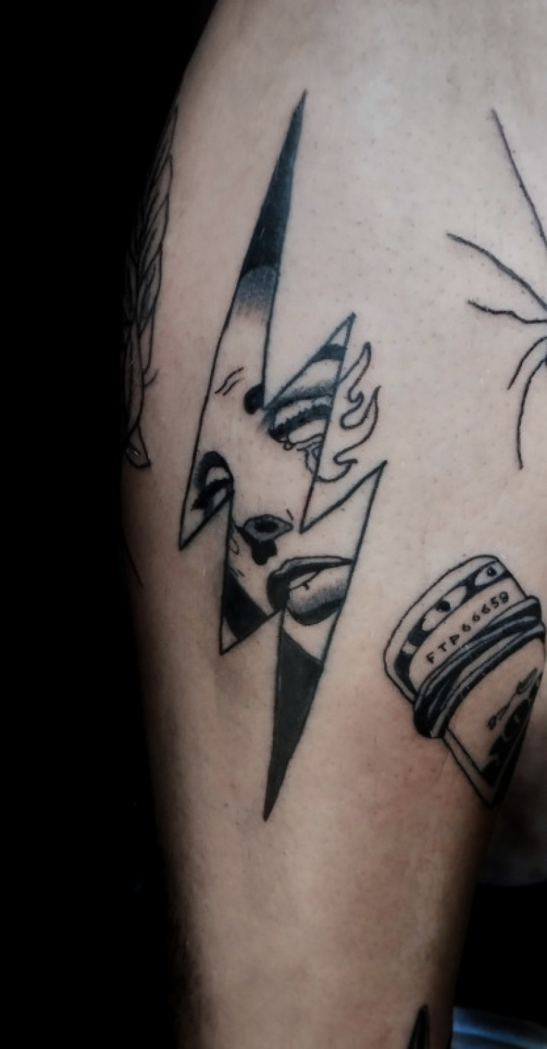 Dziewczyna znak dolara błyskawica, photo - Tatuażysta Barb Tattoo