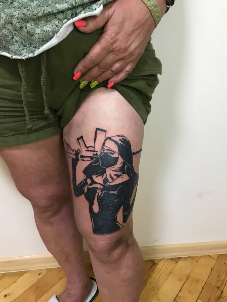 Karabin blackwork dziewczyna, photo - Tatuażysta Barb Tattoo