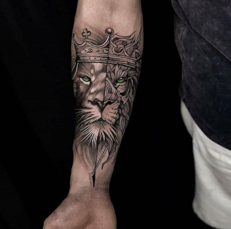 Crown lion, photo - Tattoo Master Barb Tattoo