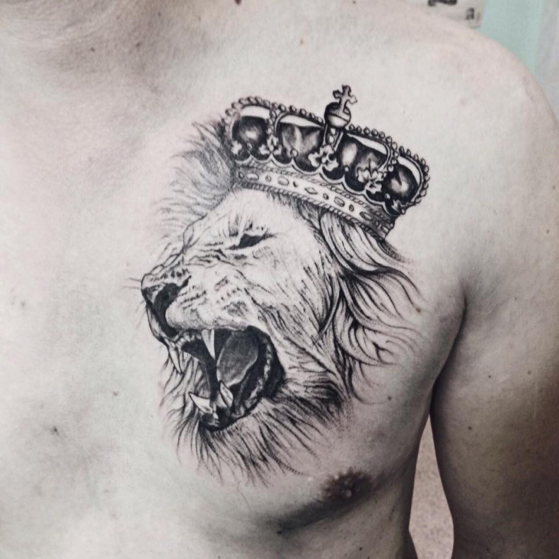 Crown linework lion, photo - Tattoo Master Barb Tattoo