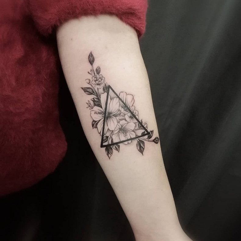 Triangle floral, photo - Tattoo Master Barb Tattoo