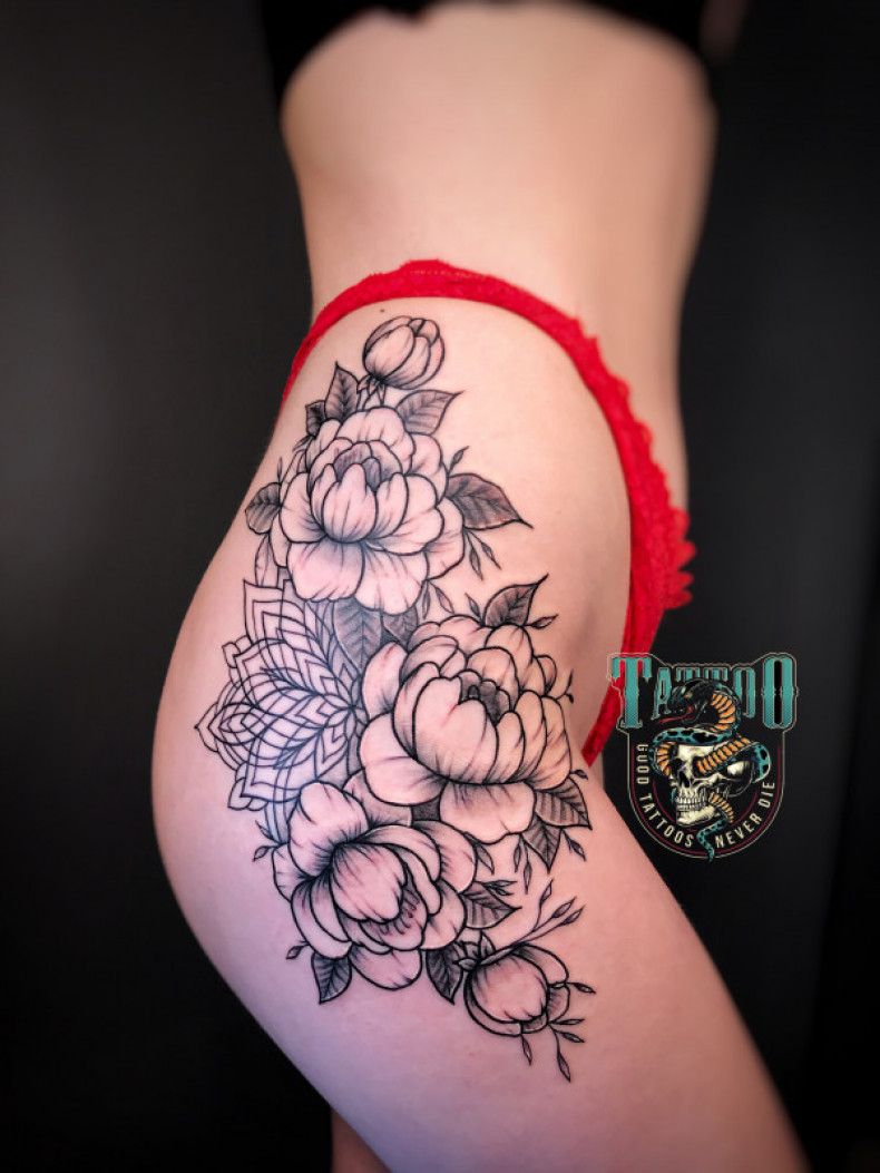 На ягодице цветы, photo - Тату мастер Barb Tattoo