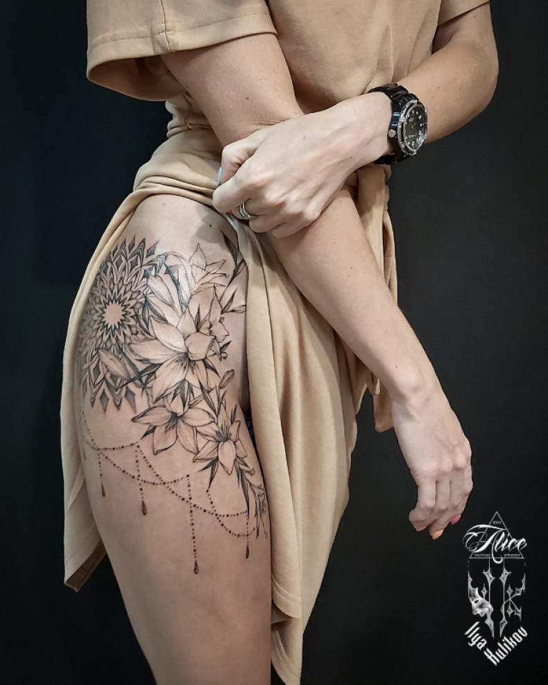 Lily mandala thigh, photo - Tattoo Master Barb Tattoo