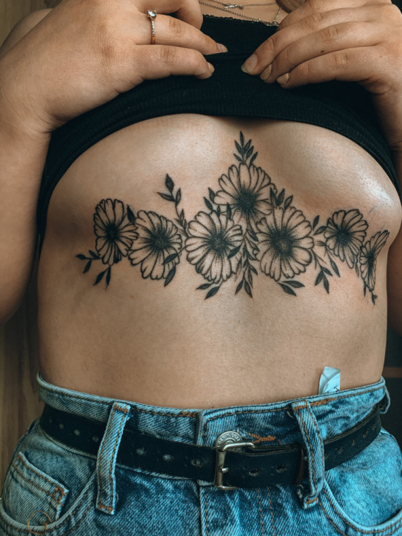 Unter der Brust Kamille Blumen, photo - Tattoo-Meister Barb Tattoo