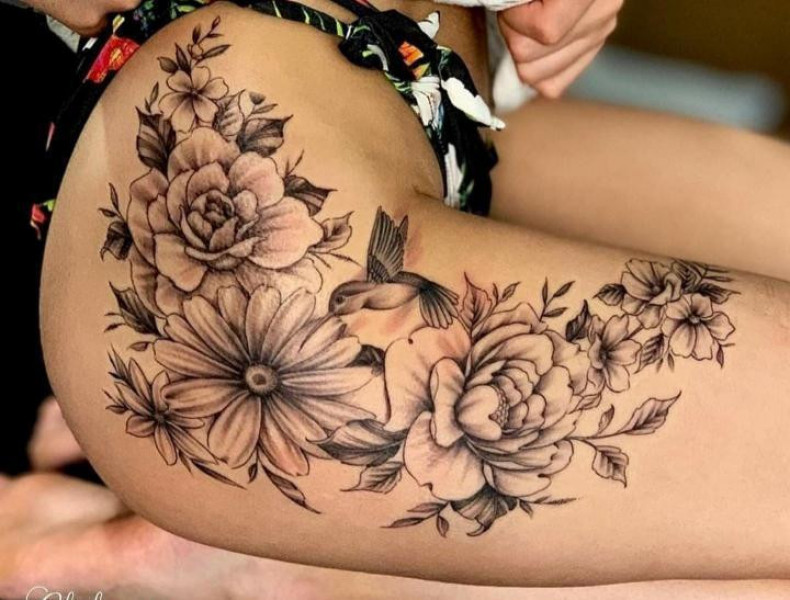 На ягодице ромашка цветы, photo - Тату мастер Barb Tattoo