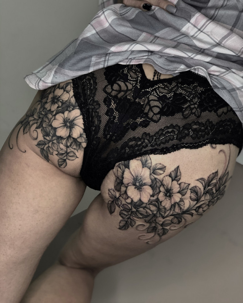 На ягодице цветы, photo - Тату мастер Barb Tattoo