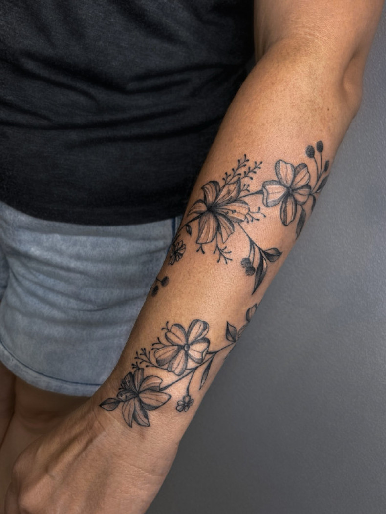 Lily floral, photo - Tattoo Master Barb Tattoo