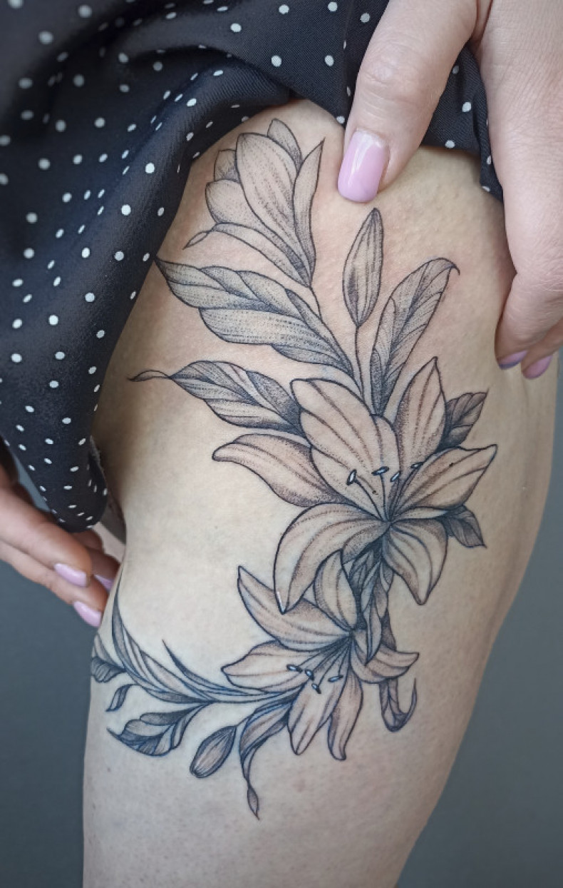  #Blumen #Lilien #kviti #Oberschenkel, photo - Tattoo-Meister Barb Tattoo