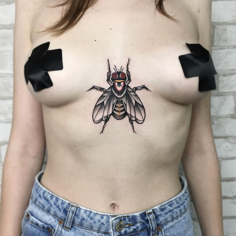 Муха на груди насекомое, photo - Тату мастер Barb Tattoo