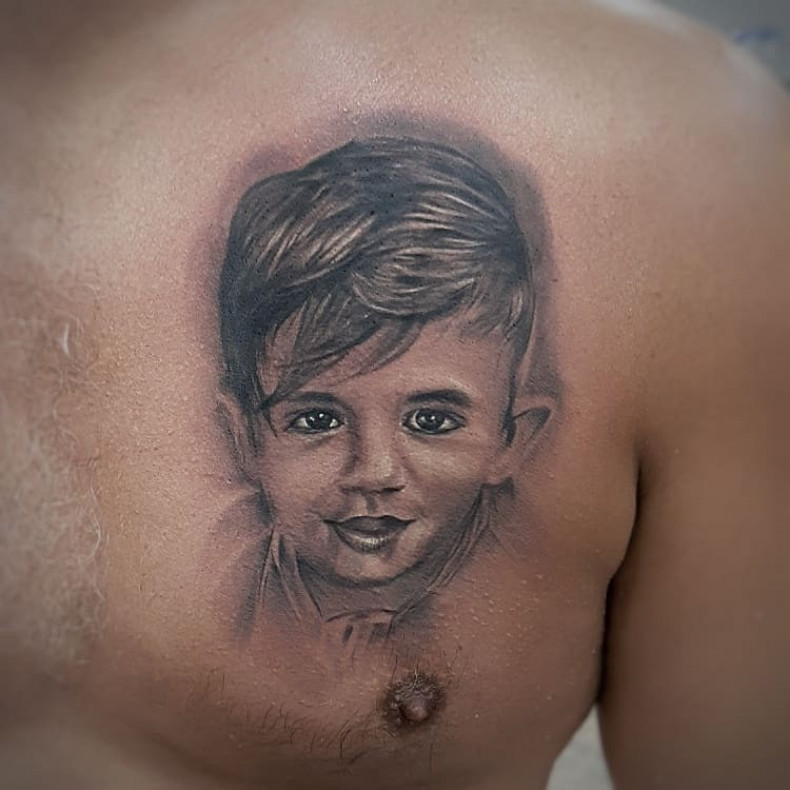 Brust portrait Kind, photo - Tattoo-Meister Barb Tattoo