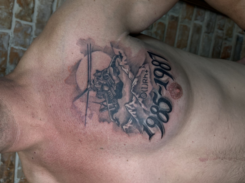 Śmigłowiec wojskowy klatka piersiowa, photo - Tatuażysta Barb Tattoo