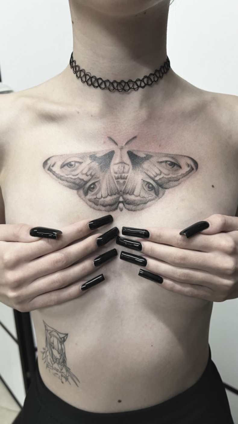 Moth chest, photo - Tattoo Master Barb Tattoo