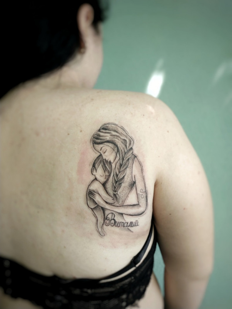 Mama matka i dziecko na lopatce, photo - Tatuażysta Barb Tattoo