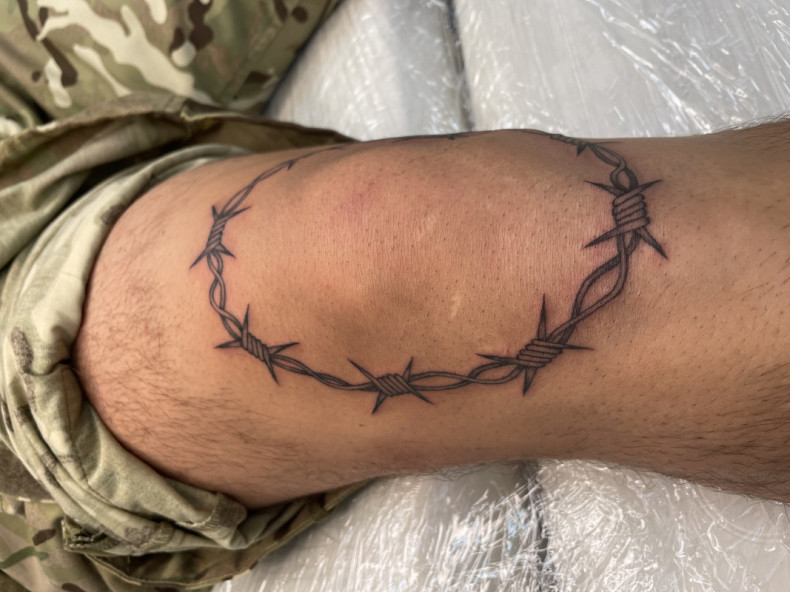 Drut kolczasty na kolanie, photo - Tatuażysta Barb Tattoo