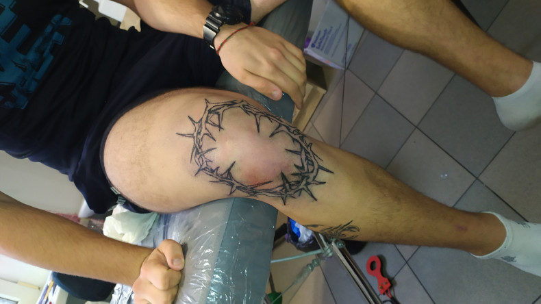 Stacheldraht knie, photo - Tattoo-Meister Barb Tattoo