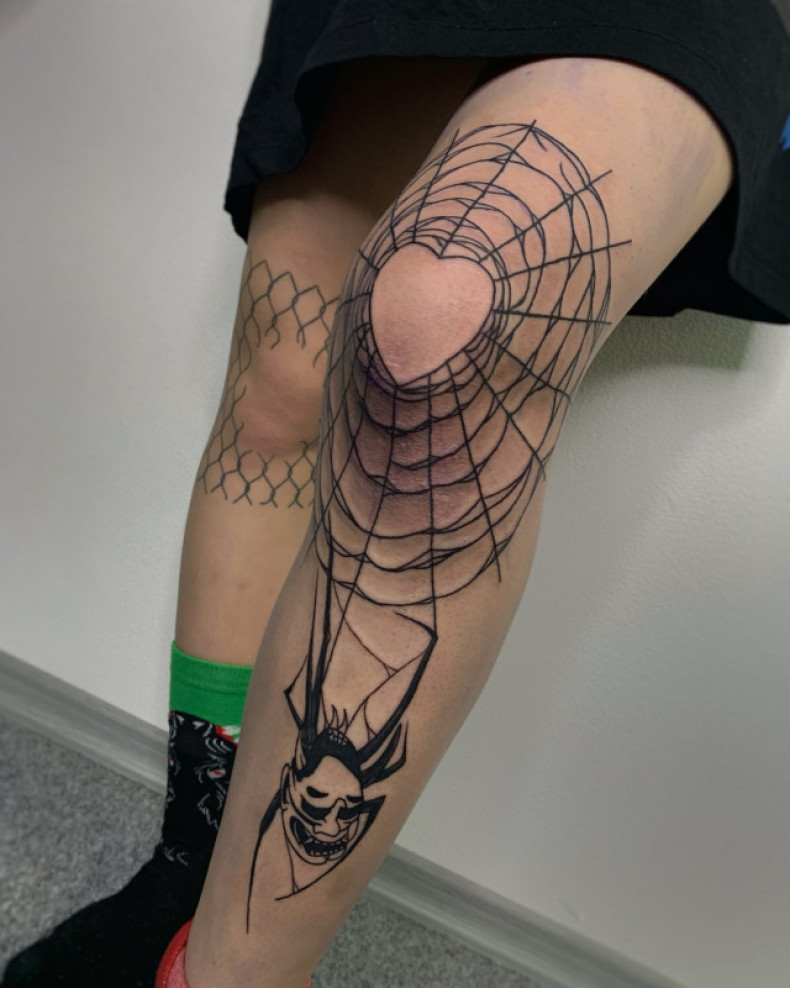 Knee spider web, photo - Tattoo Master Barb Tattoo