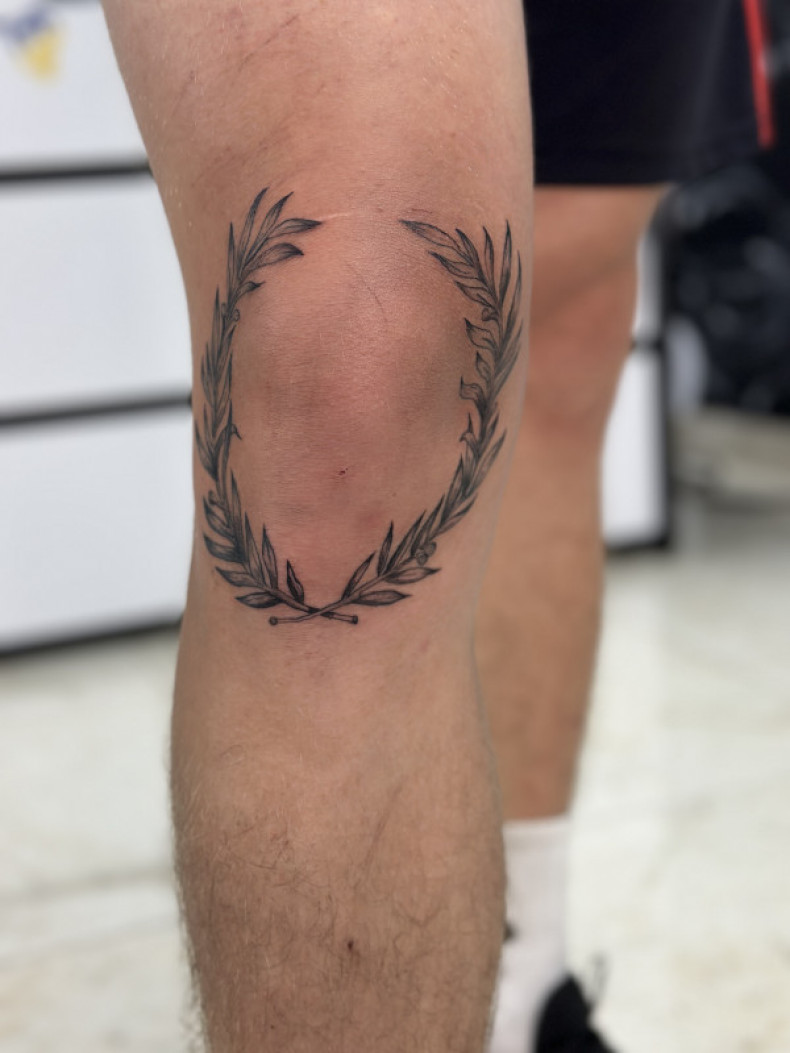 Twig branch knee, photo - Tattoo Master Barb Tattoo