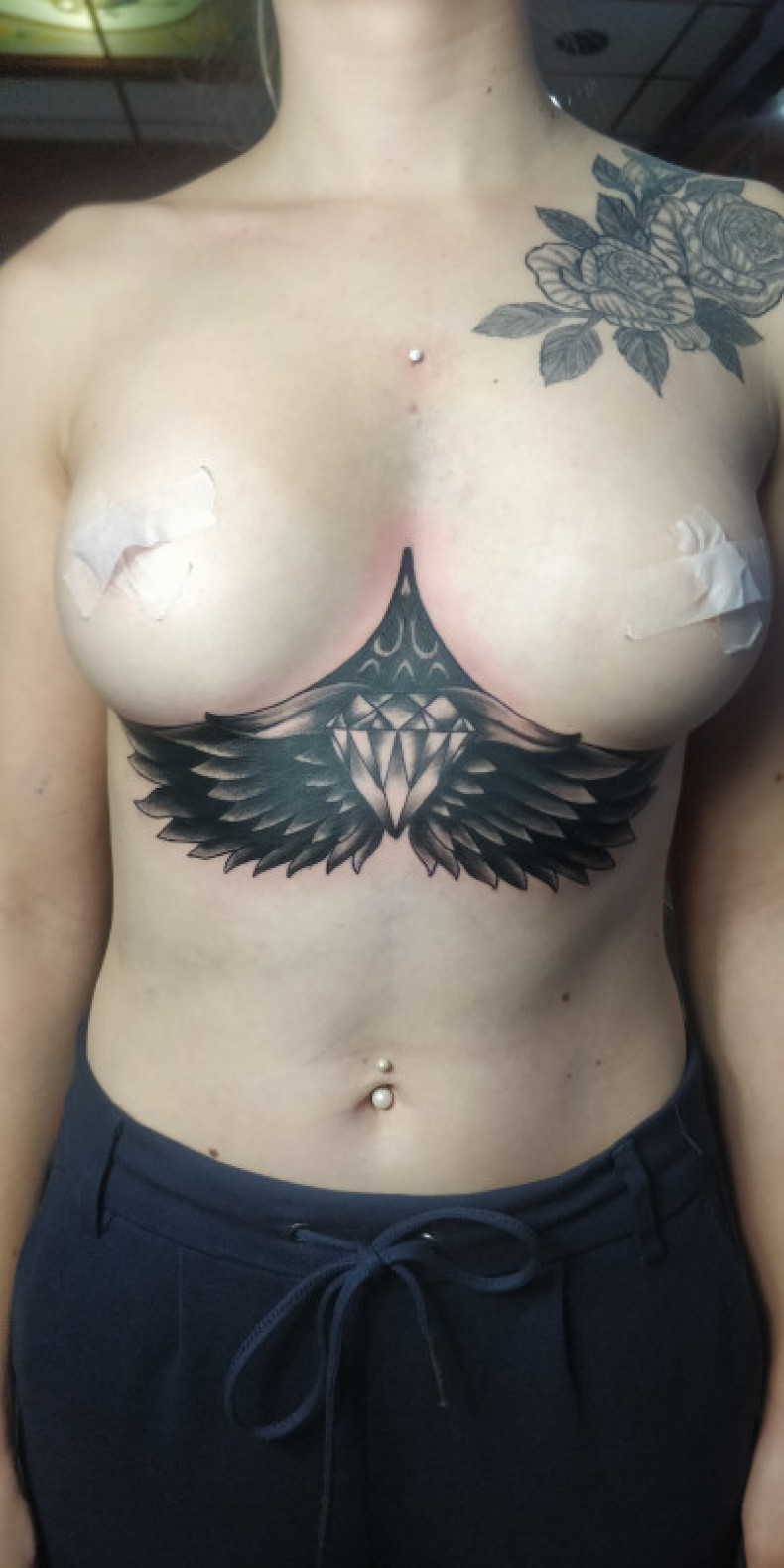 Diamant blackwork unter der Brust, photo - Tattoo-Meister Barb Tattoo