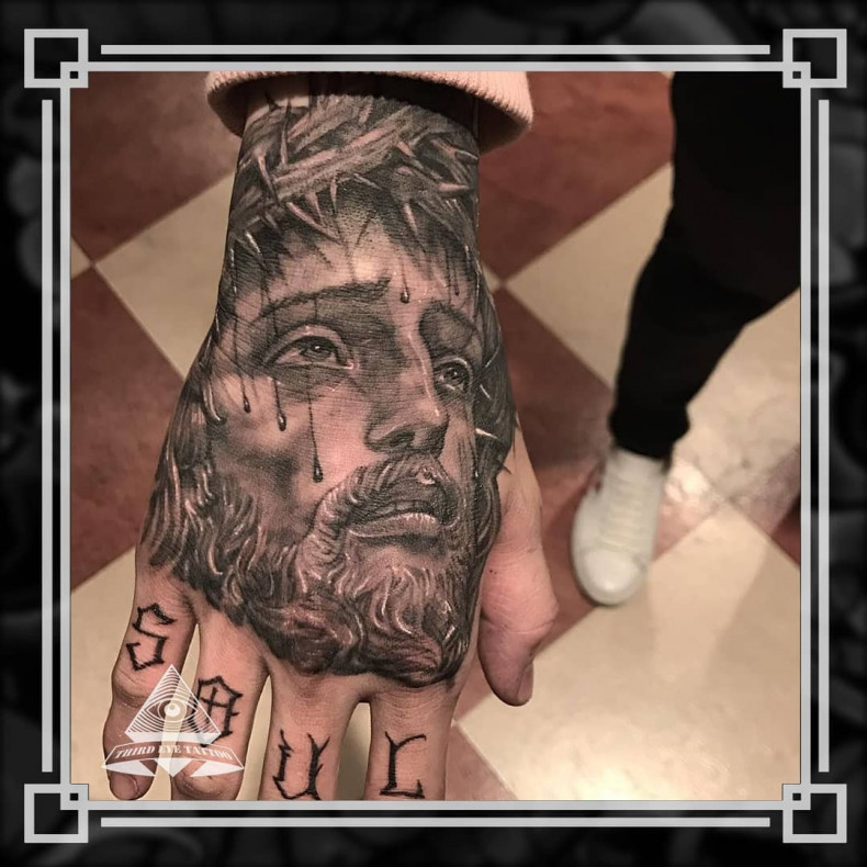 Jezus na dłoni Chrystus, photo - Tatuażysta Barb Tattoo