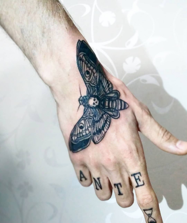 Моль мотылек на кисти, photo - Тату мастер Barb Tattoo