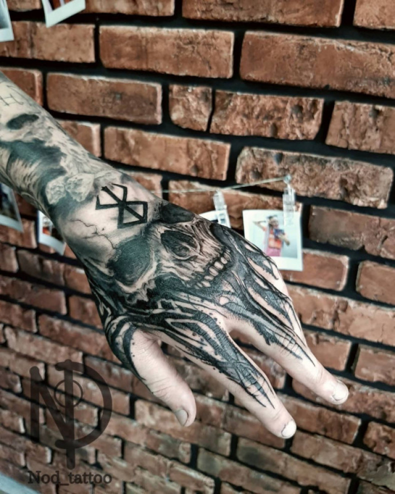 Gotyk na dłoni, photo - Tatuażysta Barb Tattoo