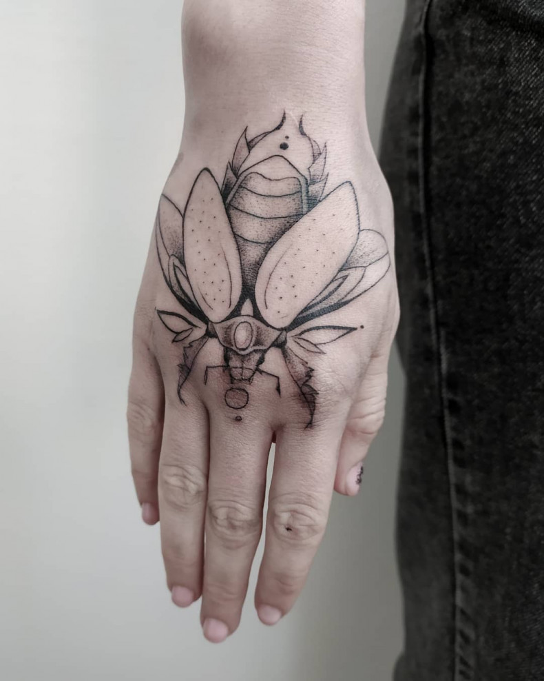 Жук на кисти насекомое, photo - Тату мастер Barb Tattoo