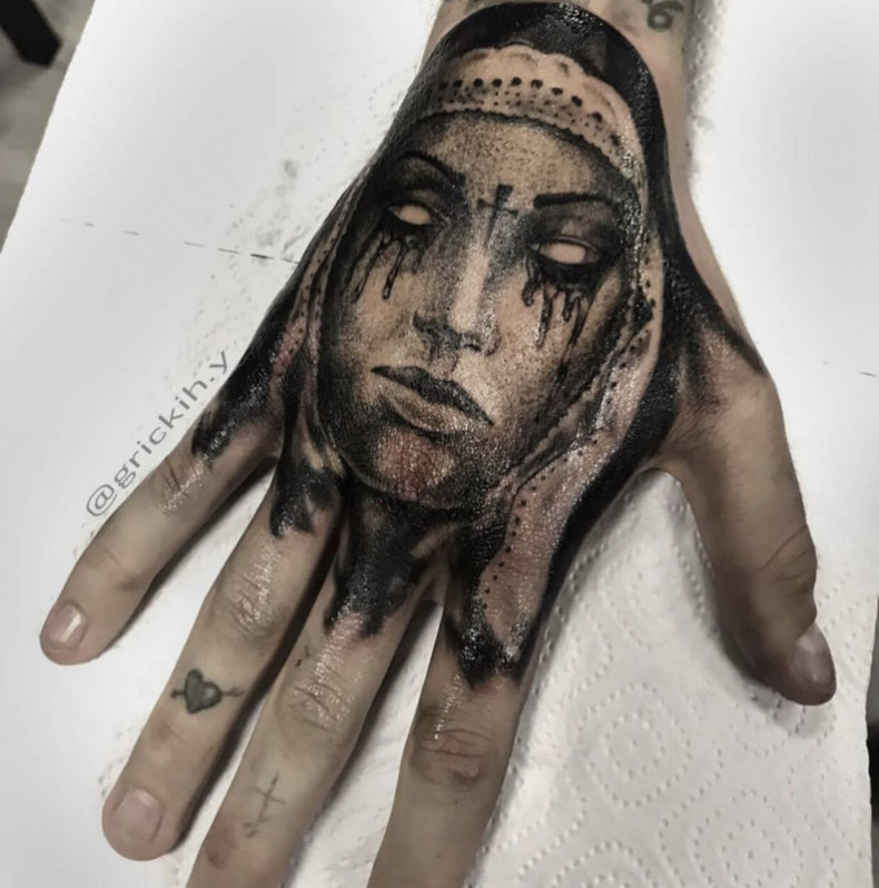 Блэк энд грей монашка на кисти, photo - Тату мастер Barb Tattoo