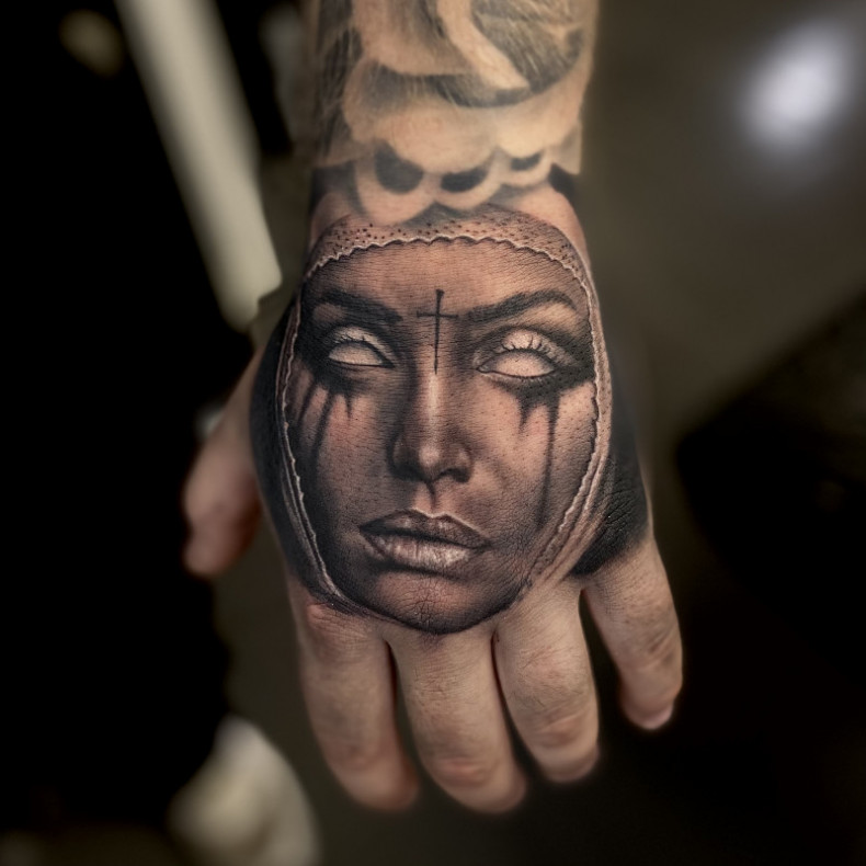 Блэк энд грей монашка на кисти, photo - Тату мастер Barb Tattoo