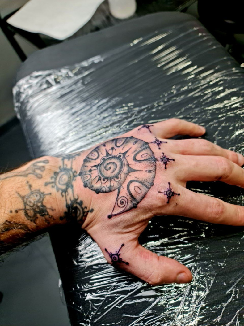 Hand Hülse, photo - Tattoo-Meister Barb Tattoo