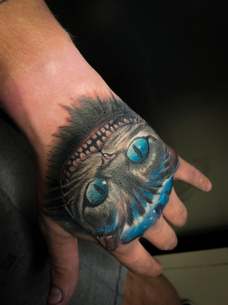 Hand Cheshire Cat, photo - Tattoo Master Barb Tattoo