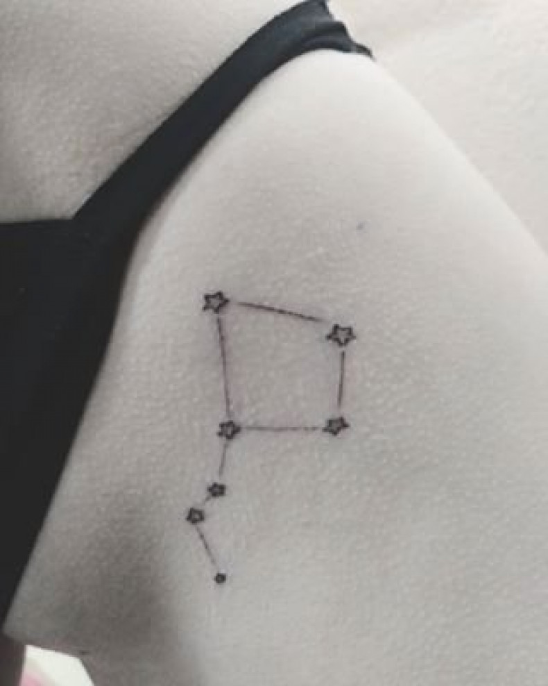 Gwiazda Minimalistyczny na udzie, photo - Tatuażysta Barb Tattoo