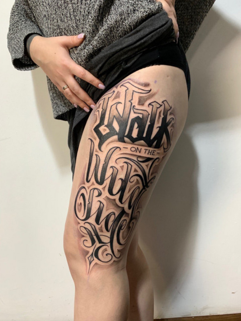 Lettering thigh, photo - Tattoo Master Barb Tattoo