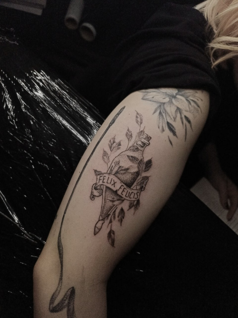 Butelka na udzie, photo - Tatuażysta Barb Tattoo