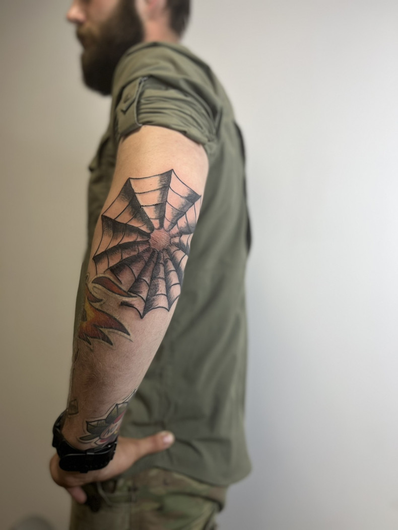 Łokieć old school pajęczyna, photo - Tatuażysta Barb Tattoo