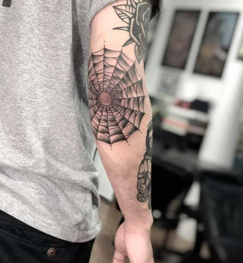 Elbow old school spider web, photo - Tattoo Master Barb Tattoo