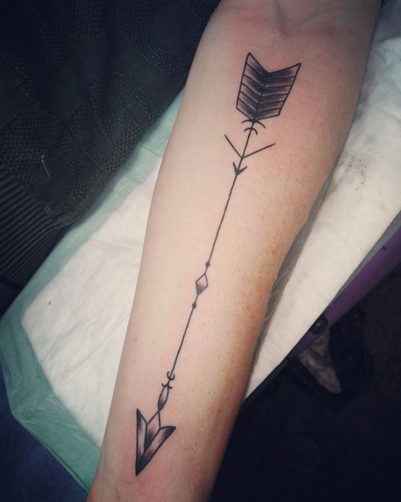 Minimalistyczny strzała, photo - Tatuażysta Barb Tattoo