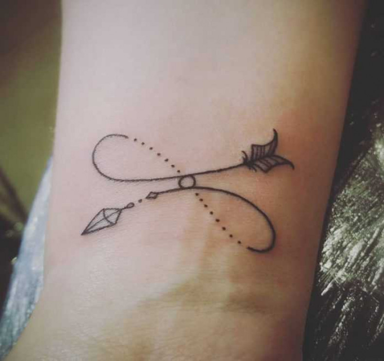 Infinity minimalism arrow, photo - Tattoo Master Barb Tattoo