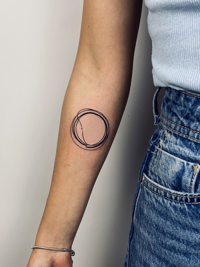 Circle minimalism, photo - Tattoo Master Barb Tattoo