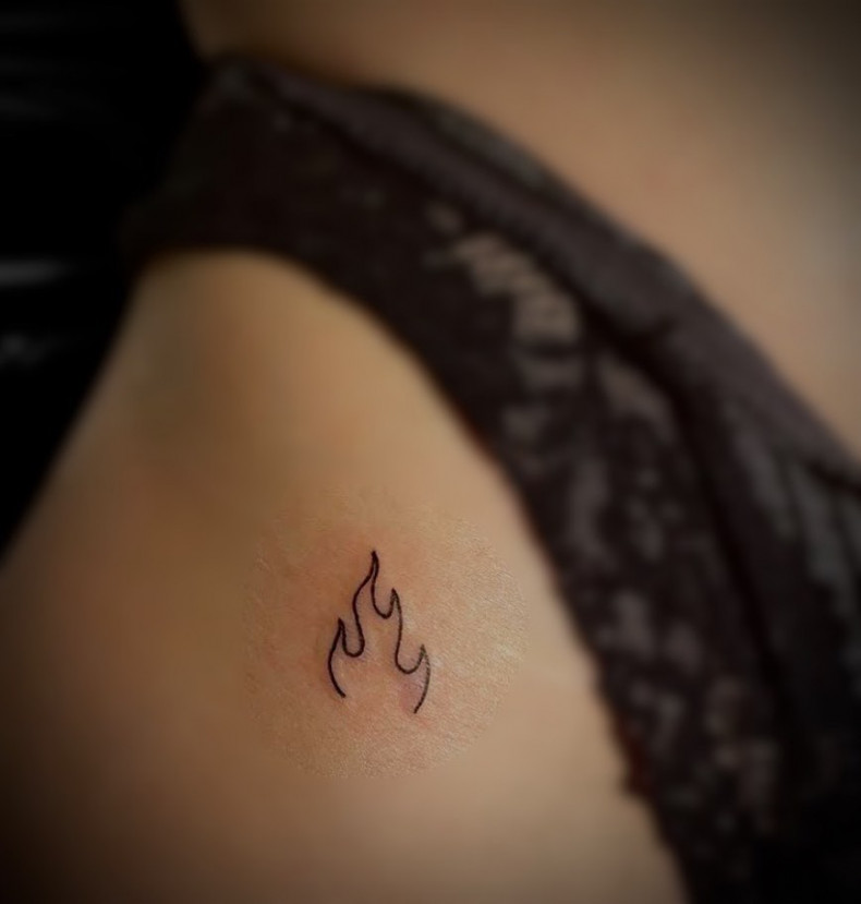 Minimalist Feuer (Flamme), photo - Tattoo-Meister Barb Tattoo