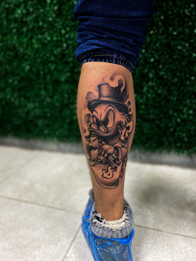 Блэк энд грей мультяшные на икре, photo - Тату мастер Barb Tattoo