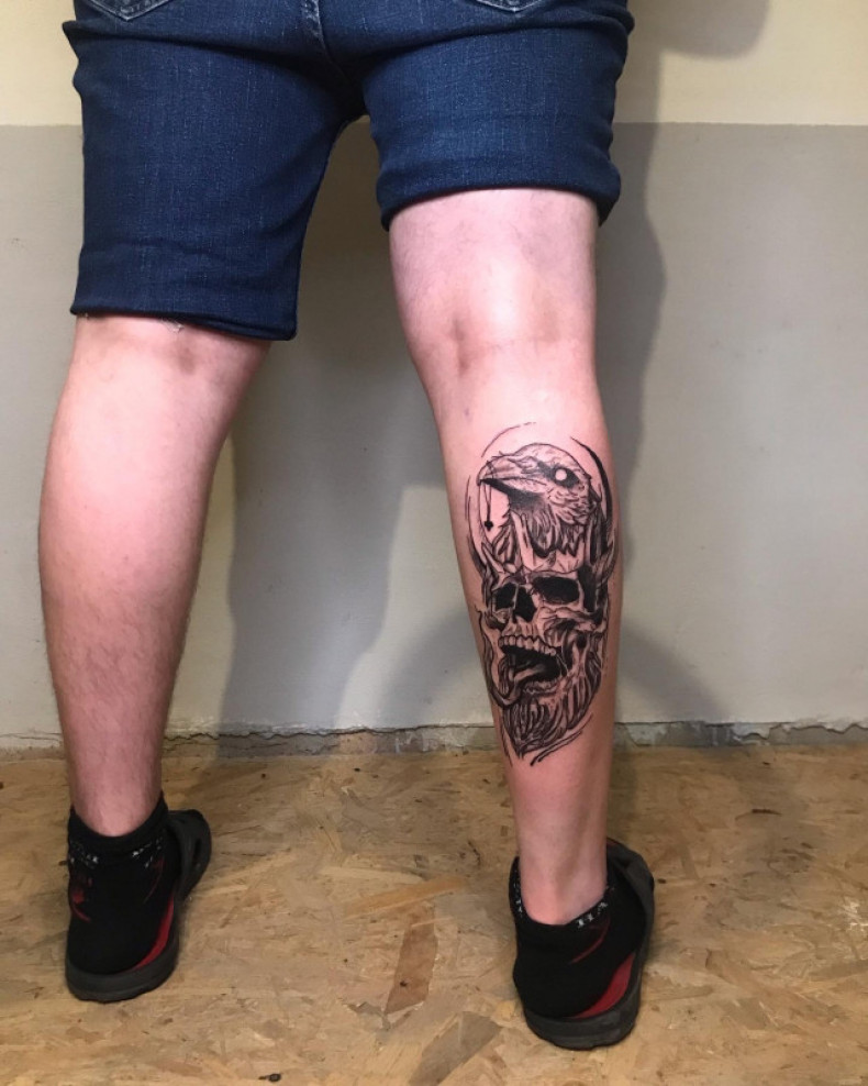 Kruk na łydce, photo - Tatuażysta Barb Tattoo