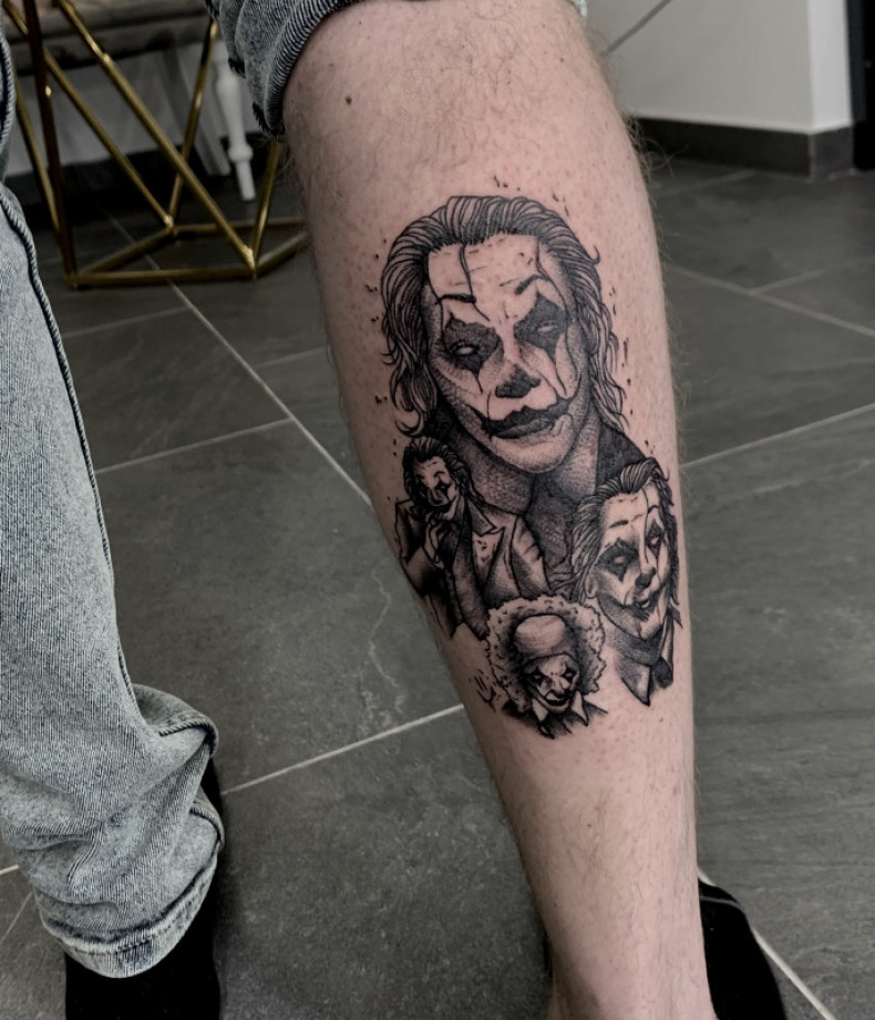 Żartowniś błazen na łydce, photo - Tatuażysta Barb Tattoo