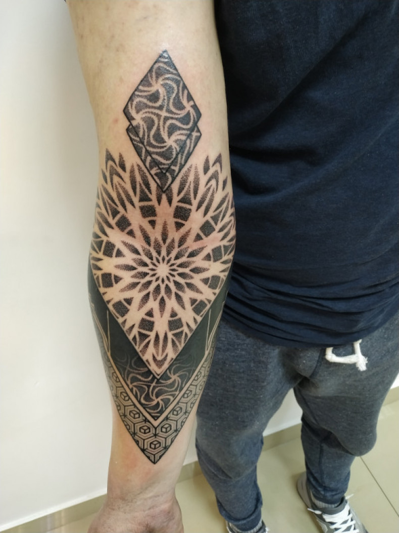 Black and grey pattern, photo - Tattoo Master Barb Tattoo