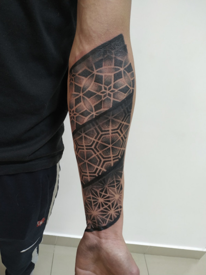 Black and grey pattern, photo - Tattoo Master Barb Tattoo