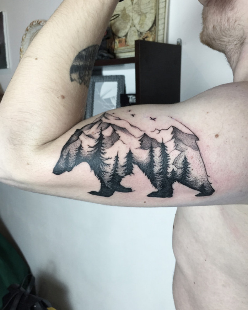 Mountain christmas tree bear, photo - Tattoo Master Barb Tattoo