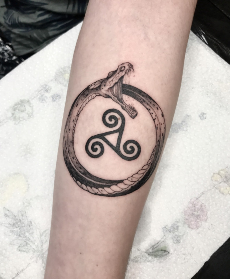 Symbol Ouroboros, photo - Tattoo-Meister Barb Tattoo