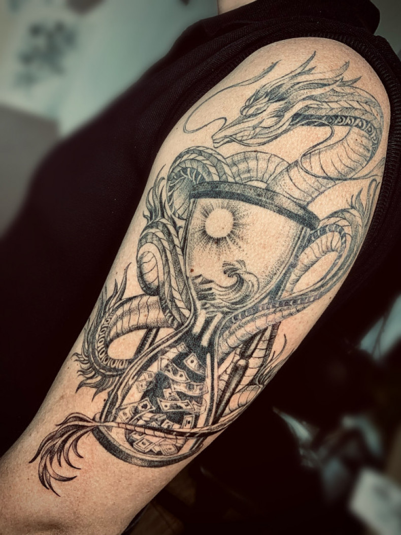 Drache Sanduhr, photo - Tattoo-Meister Barb Tattoo