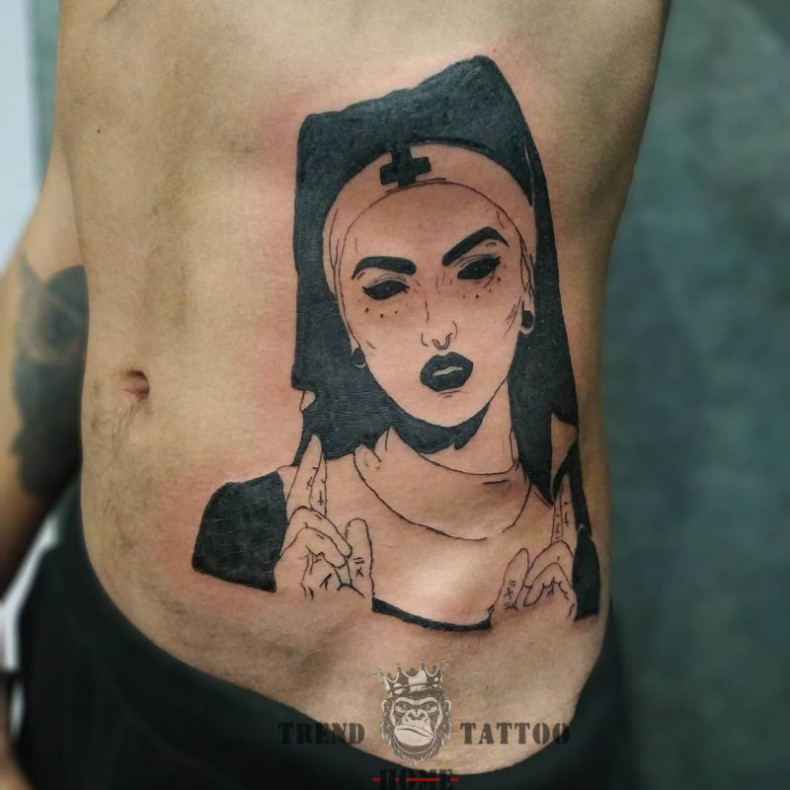 Блэкворк монашка на ребрах, photo - Тату мастер Barb Tattoo