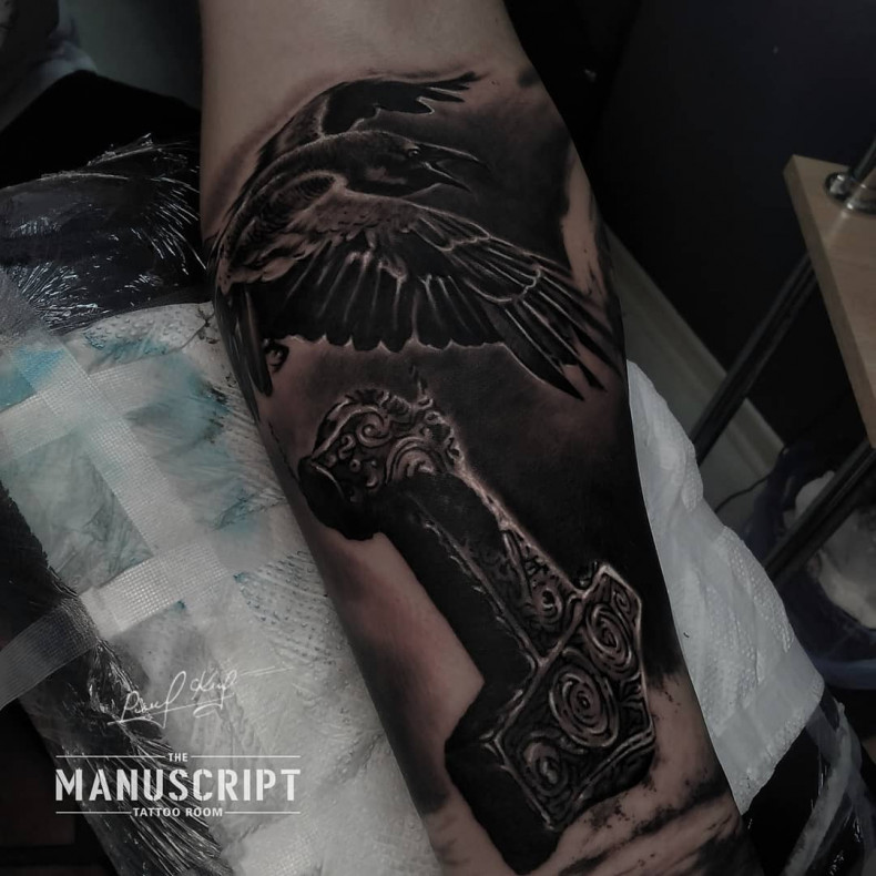 Blackwork Młot Thora, photo - Tatuażysta Barb Tattoo